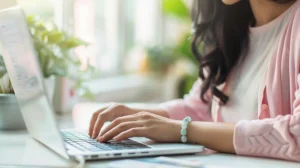 White space nei siti web: perché lo spazio vuoto è importante (davvero) Web designer al lavoro su layout sito con white space ottimizzato