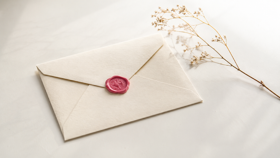 Email marketing a Bergamo, busta con sigillo rosa