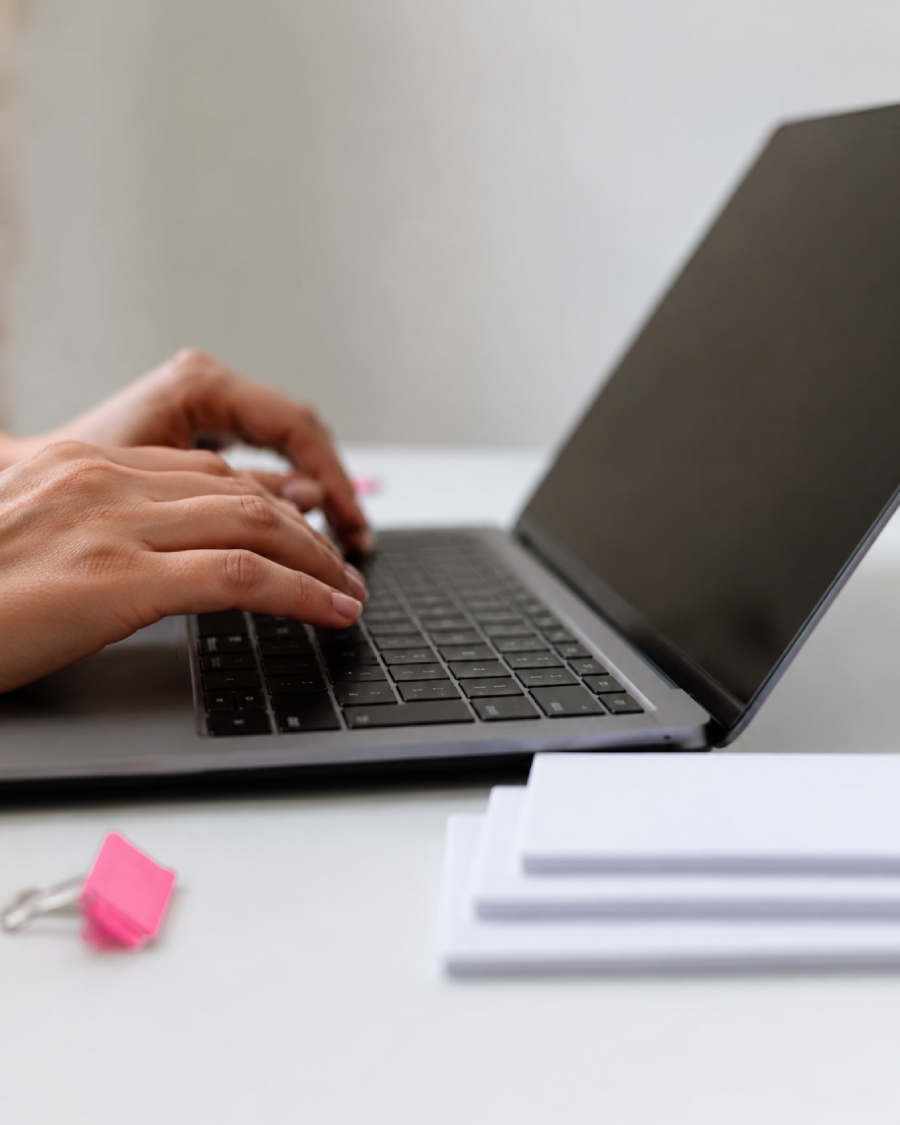 Sequenze email automatiche, mani al lavoro su un laptop