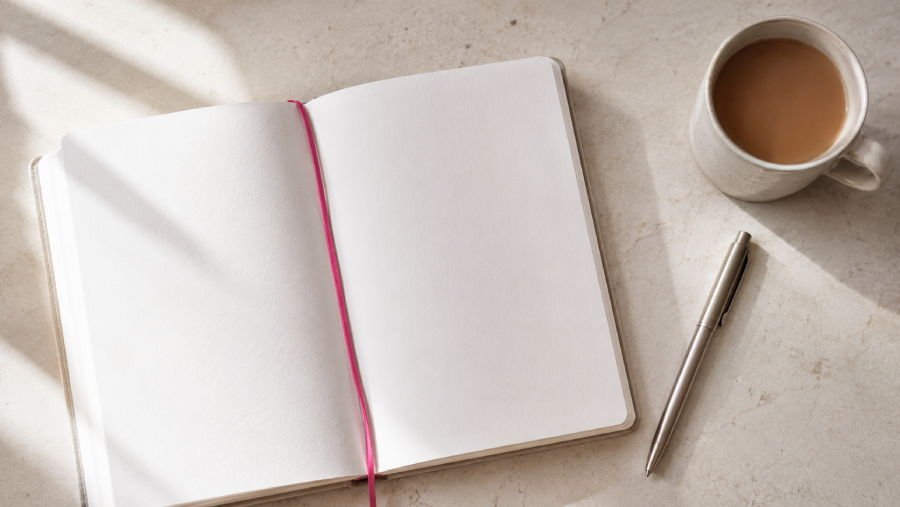 Pianificazione strategica email marketing, agenda e penna