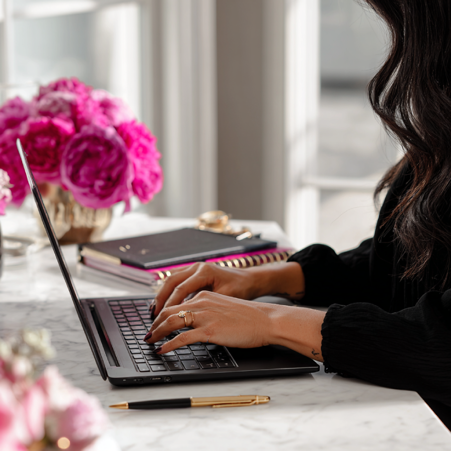 Alice Perico al lavoro sul tuo progetto web - web designer freelance Bergamo specializzata in siti professionali