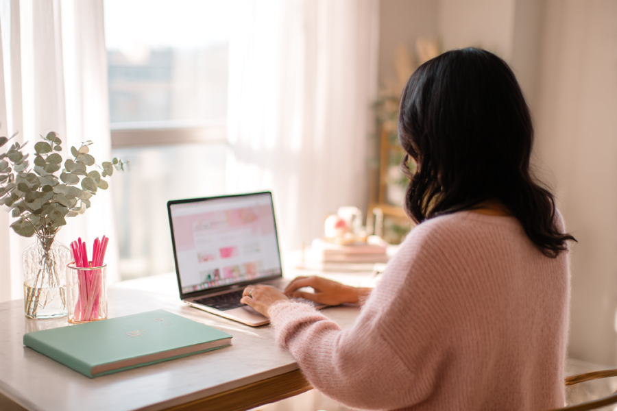 Copywriting sito web: come scrivere titoli che convertono visitatori in clienti Professionista al lavoro su copywriting sito web con laptop e scrivania organizzata